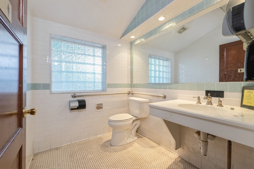 More Photos Of 62375 Rt-25, Southold Restaurant For Sale