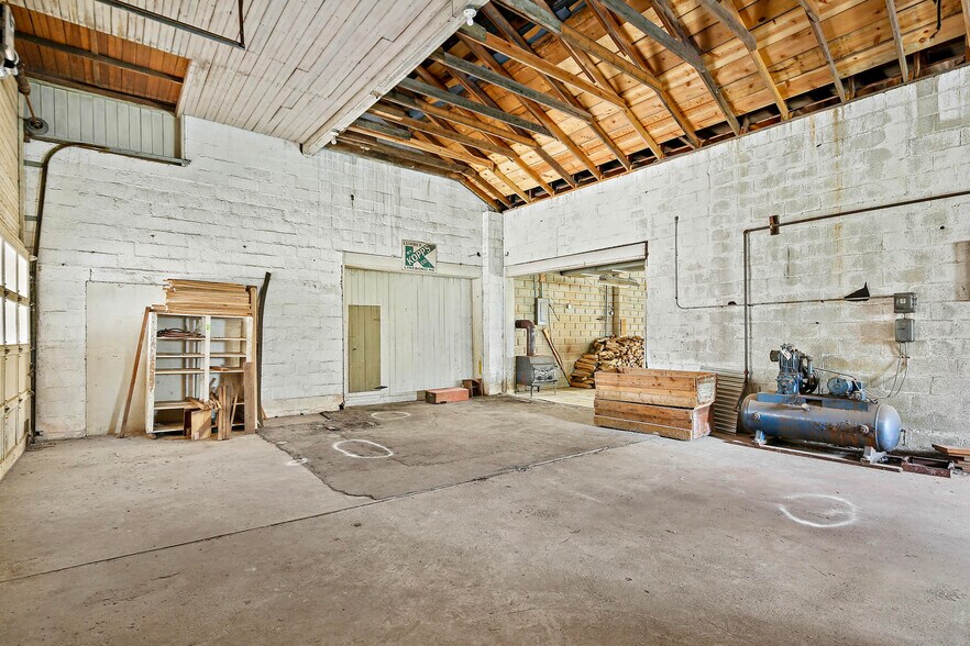 More Photos Of 8106 Intersection Rd, Glen Rock Warehouse For Lease