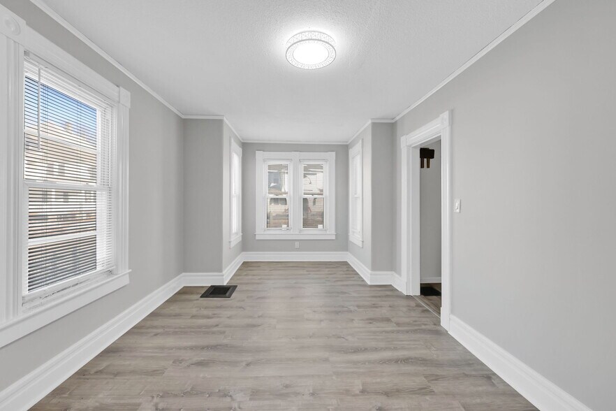 More Photos Of 142 Dickinson St, Springfield Flex For Sale