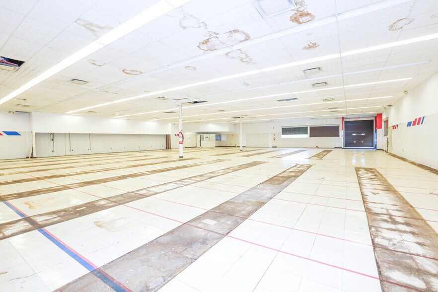 More Photos Of 902 N Lewis St, Glenville Drugstore For Lease