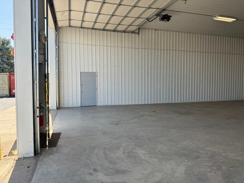 More Photos Of 1203 Badger St, Yorkville Warehouse For Lease