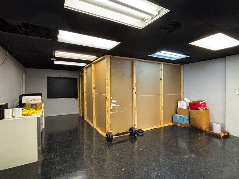 More Photos Of 700 S Stemmons Fwy, Sanger Flex For Lease