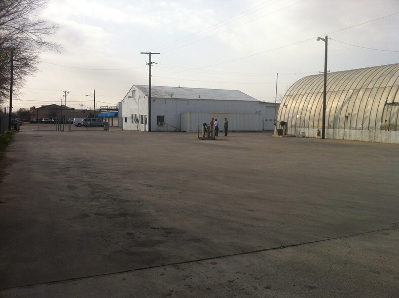 More Photos Of 710 E Davis St, Grand Prairie Service For Sale