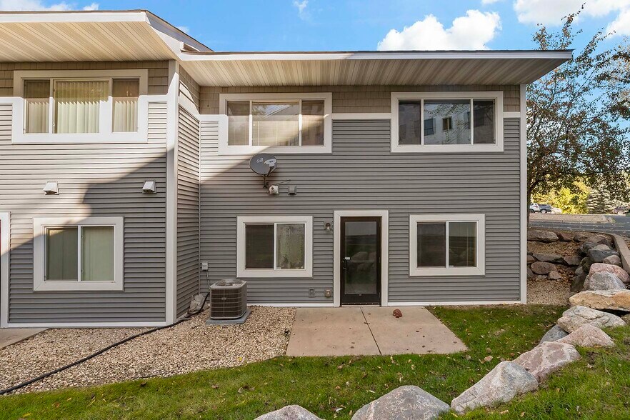 More Photos Of 2560-2568 Rice St, Saint Paul Office For Sale