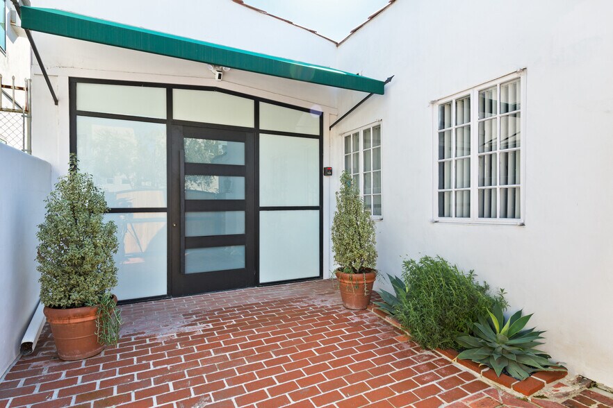 More Photos Of 1020 Pico Blvd, Santa Monica Storefront Retail Office For Lease