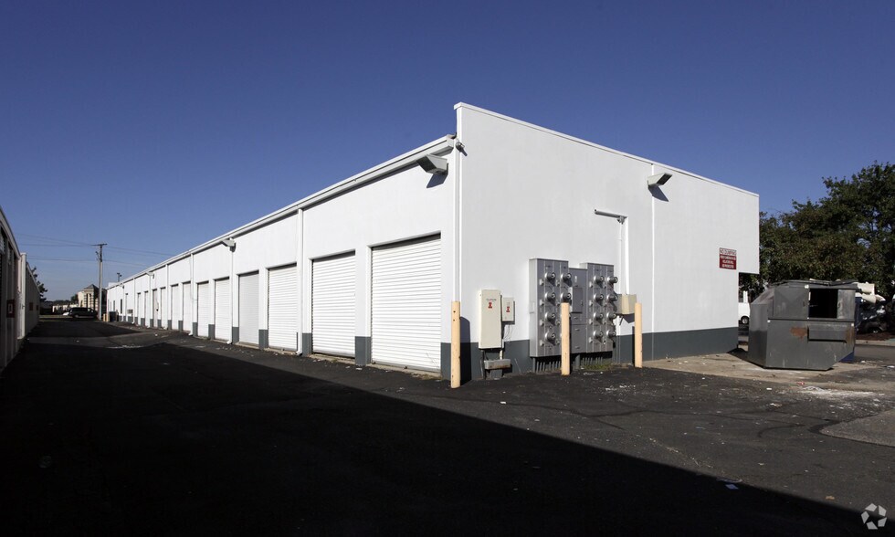More Photos Of 3035-3099 PS Business Center Dr, Woodbridge Light Manufacturing For Lease