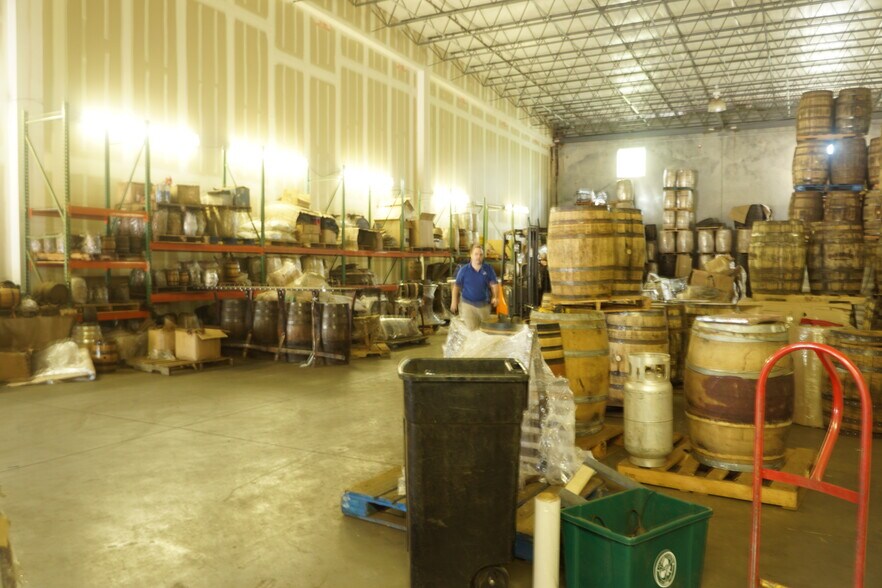 More Photos Of 1700 35th St, Orlando Warehouse For Lease