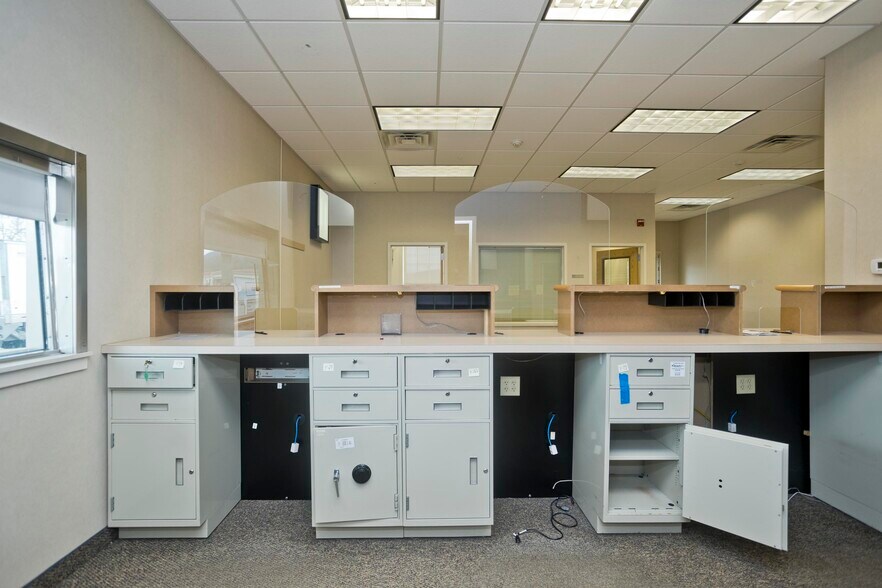 More Photos Of 422 Main St, Easthampton Freestanding For Lease