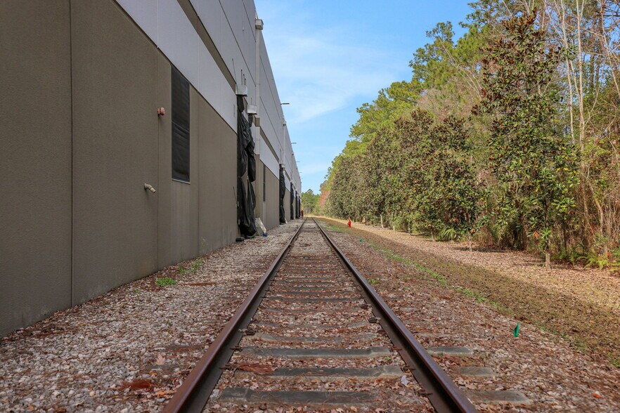 More Photos Of 3660 Deerpark Blvd S, Elkton Distribution For Lease