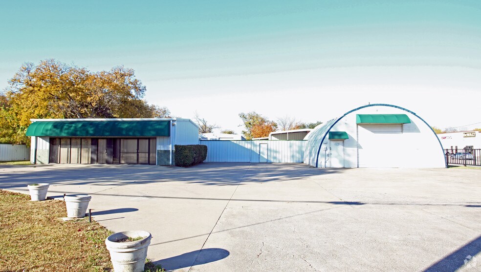 More Photos Of 5943 Posey Ln, Haltom City Manufacturing For Sale
