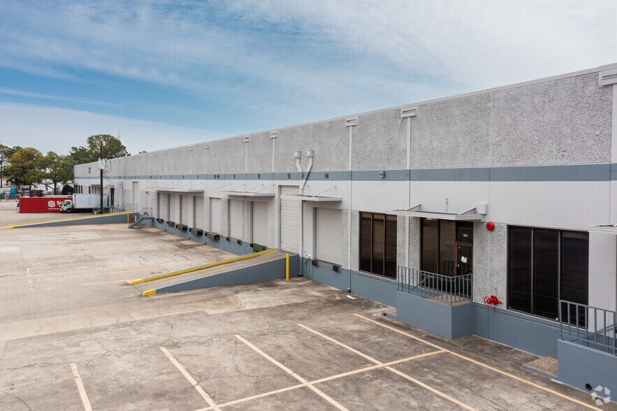 More Photos Of 4545 Pine Timbers St, Houston Warehouse For Lease