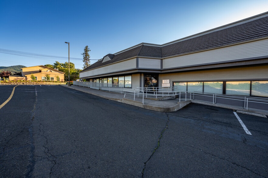 More Photos Of 2345 Ashland St, Ashland Freestanding For Lease