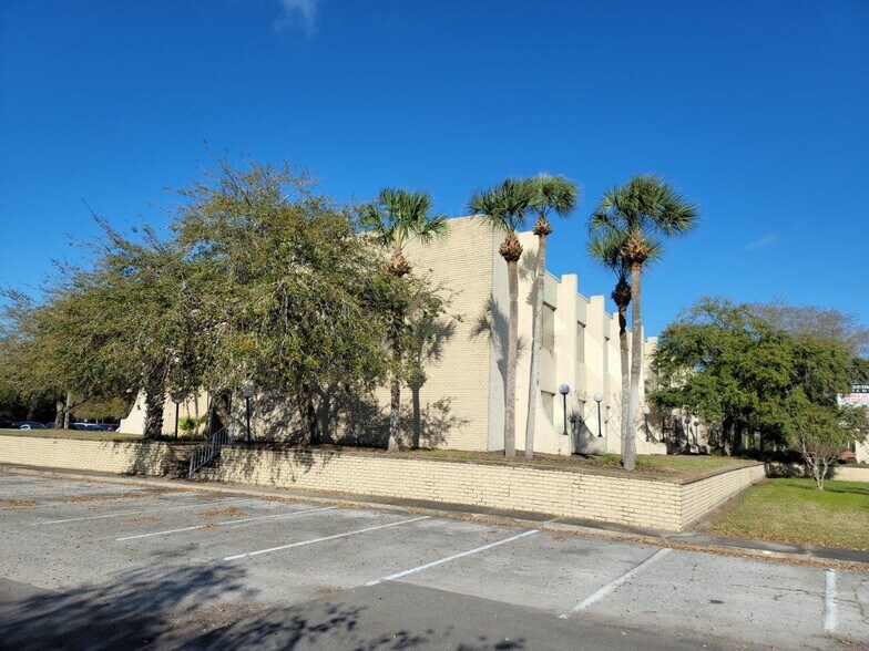 More Photos Of 5104 N Orange Blossom Trl, Orlando Office Residential For Lease