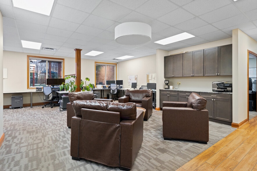 More Photos Of 9155 Governors Way, Cincinnati Office For Sale