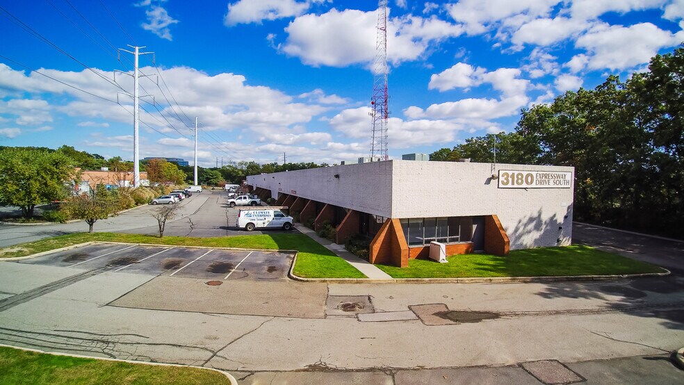 More Photos Of 3180 Expressway Dr S, Islandia Warehouse For Lease