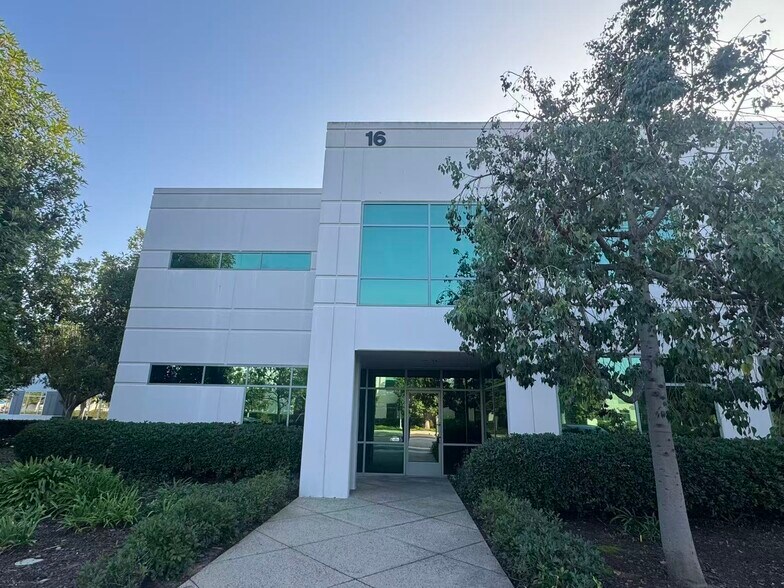 More Photos Of 16 Goddard, Irvine Light Manufacturing For Lease