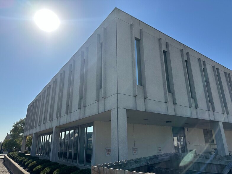 More Photos Of 606 Fayette St, Peoria Office For Sale