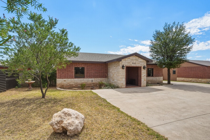 More Photos Of 7327 19th St, Lubbock Office For Sale
