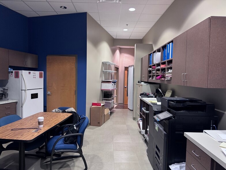 More Photos Of 1646 Westgate Cir, Brentwood Medical For Sale