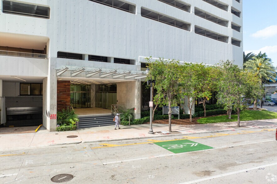 More Photos Of 2 S Biscayne Blvd, Miami Office Residential For Lease