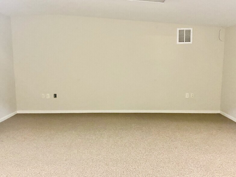 More Photos Of 11115 Neeshaw Dr, Houston Warehouse For Lease