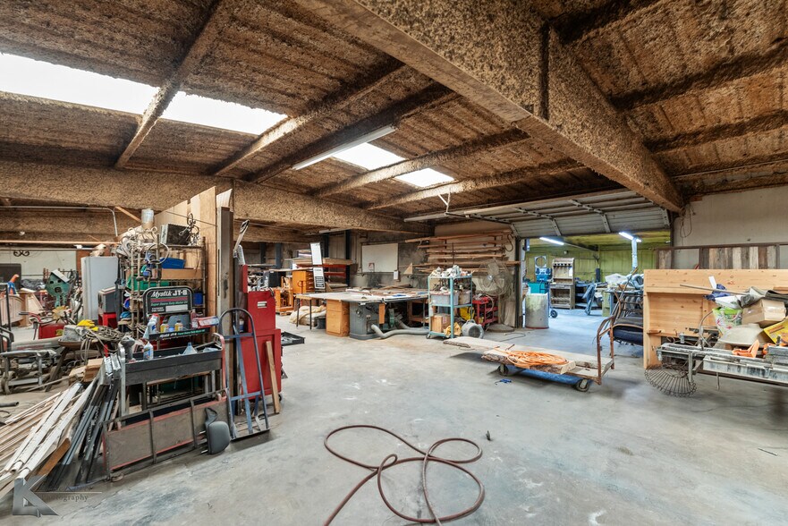 More Photos Of 302 N Access Rd, Clyde Showroom For Sale