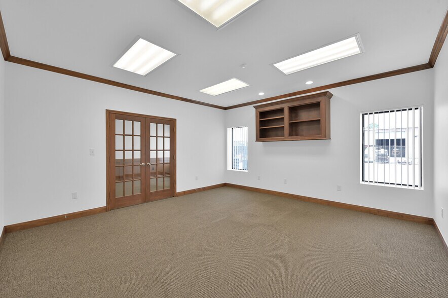 More Photos Of 11322 Neeshaw Dr, Houston Warehouse For Lease