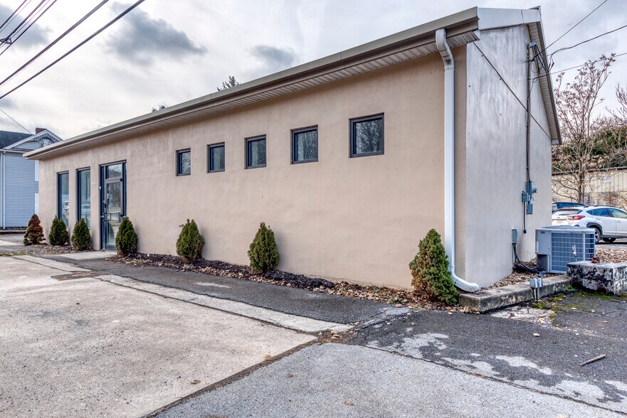 More Photos Of 324 S Commerce St, Marion Loft Creative Space For Sale