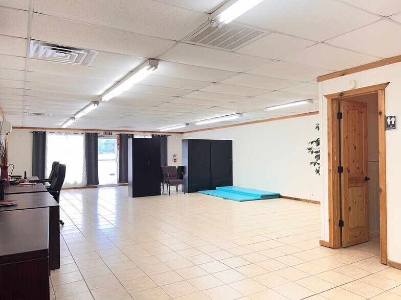 More Photos Of 7680 Highway 67, Comanche Office For Sale