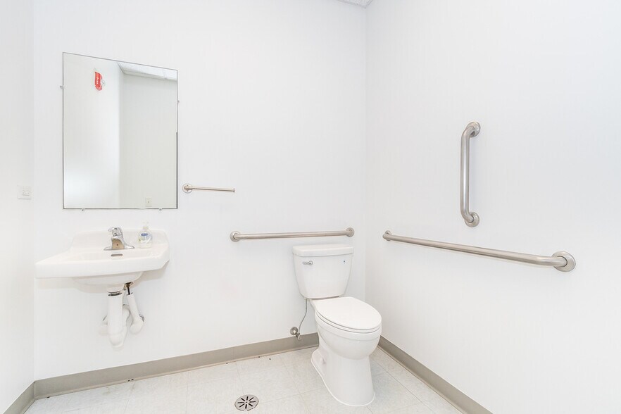 More Photos Of 691 Collins St, Joliet Storefront Retail Office For Lease