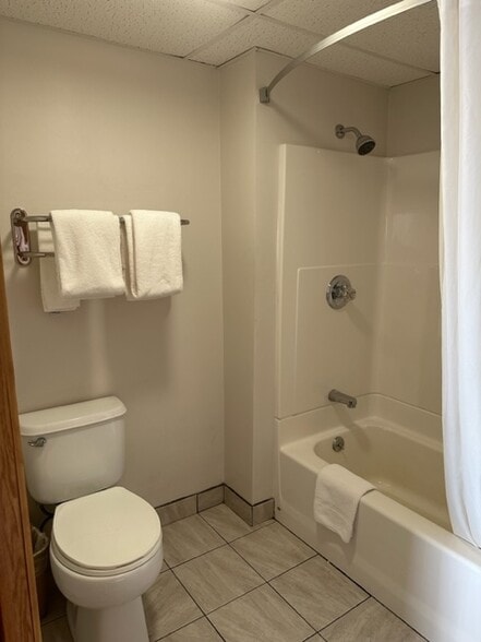 More Photos Of 210 10th St SE, Oelwein Hotel For Sale