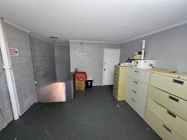 More Photos Of 712 Maccorkle Ave, Charleston Veterinarian Kennel For Sale