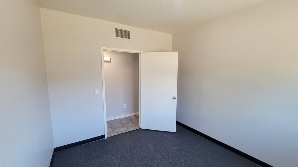 More Photos Of 1026 N Columbus Blvd, Tucson Light Manufacturing For Sale