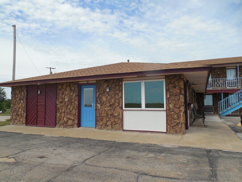 More Photos Of 10226 S 81 Hwy, Waukomis Hotel For Sale
