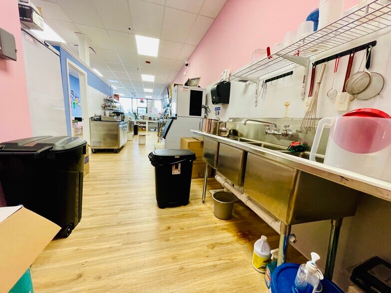 More Photos Of 3068 Kirchoff Rd, Rolling Meadows General Retail For Sale