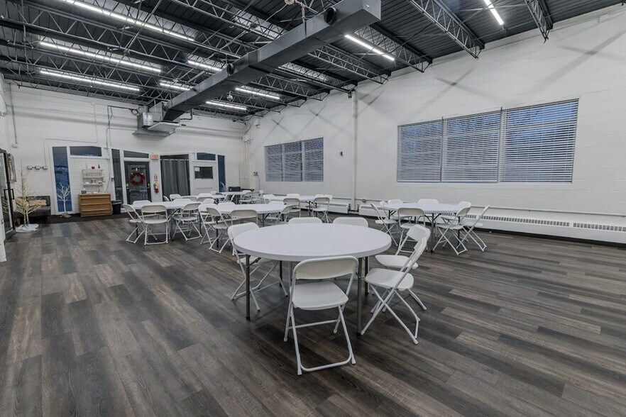 More Photos Of 14 E State St, North Aurora Sports And Entertainment For Lease