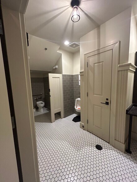 More Photos Of 835 Coleman Blvd, Mount Pleasant General Retail For Lease