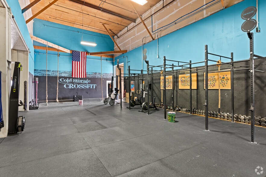 More Photos Of 320 Hillcrest Rd, Hollister Showroom For Sale