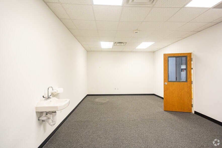 More Photos Of 1302 Lee St, West Point Freestanding For Lease