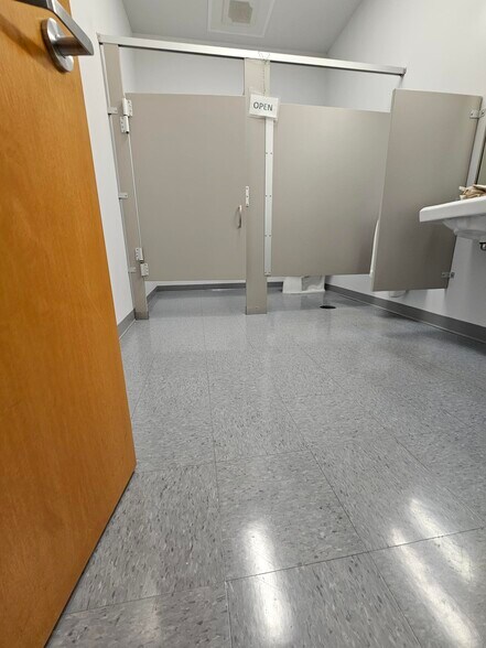 More Photos Of 1130 E Walnut St, Carbondale Freestanding For Lease