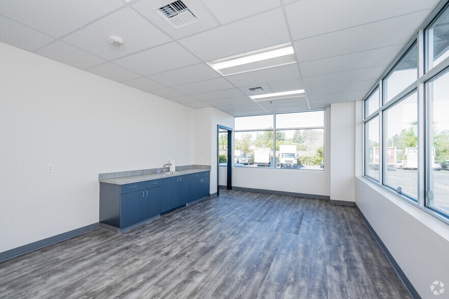 More Photos Of 8226 S 208th St, Kent Unknown For Lease