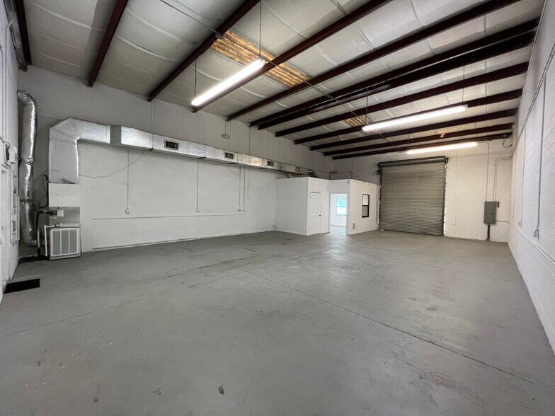 More Photos Of 12505 66th St N, Largo Warehouse For Lease