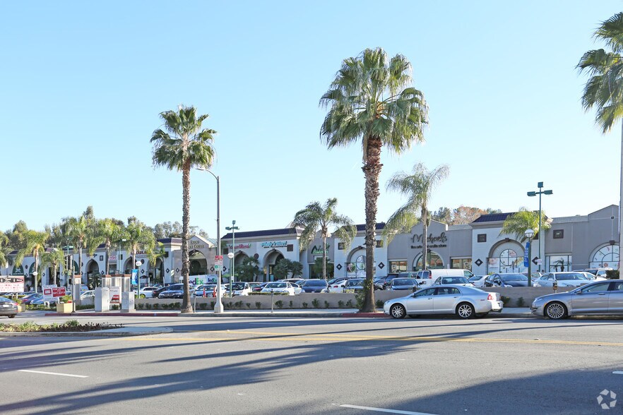 More Photos Of 17200 Ventura Blvd, Encino General Retail For Lease