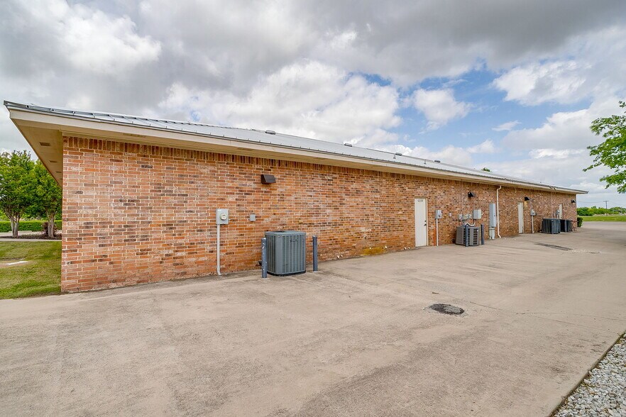 More Photos Of 1318 John Jones Dr, Burleson Office For Sale