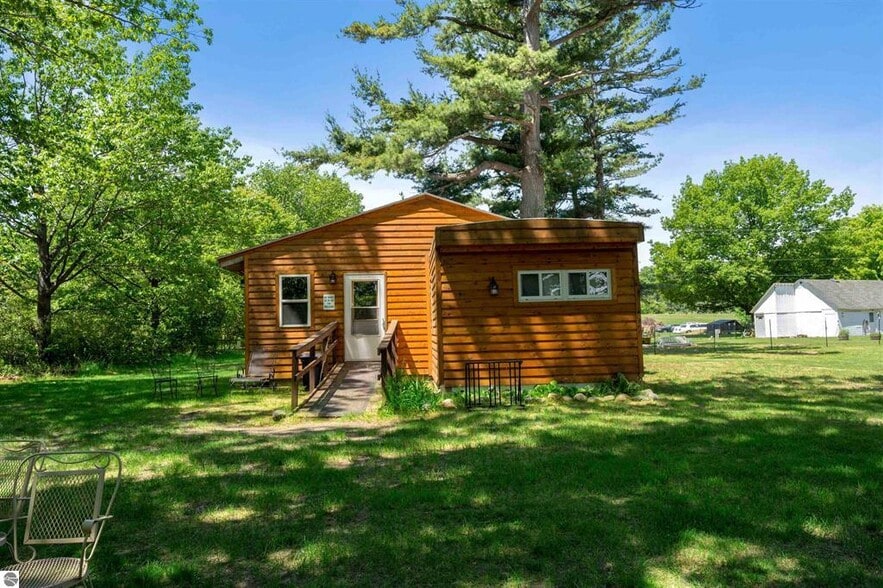 More Photos Of 18599 Mission Rd, Traverse City Hotel For Sale