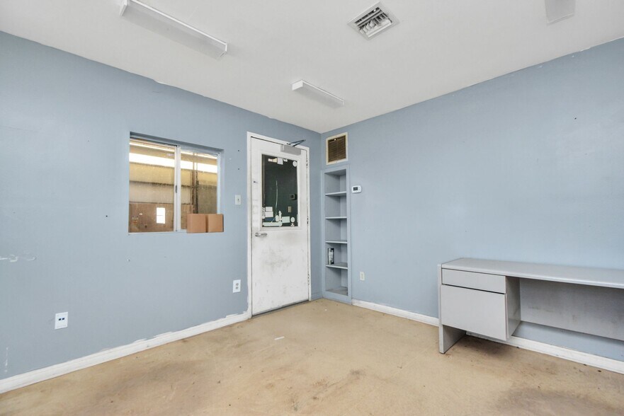More Photos Of 1500 W Highway 6, Alvin Truck Terminal For Lease
