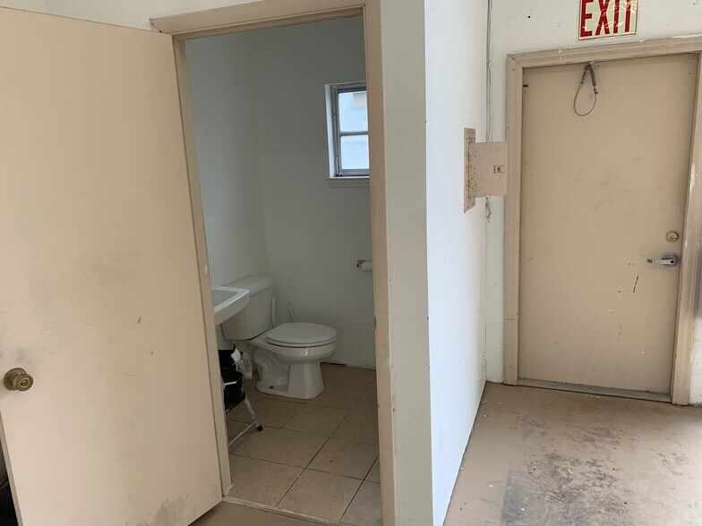 More Photos Of 18350 Paulson Dr, Port Charlotte Warehouse For Sale