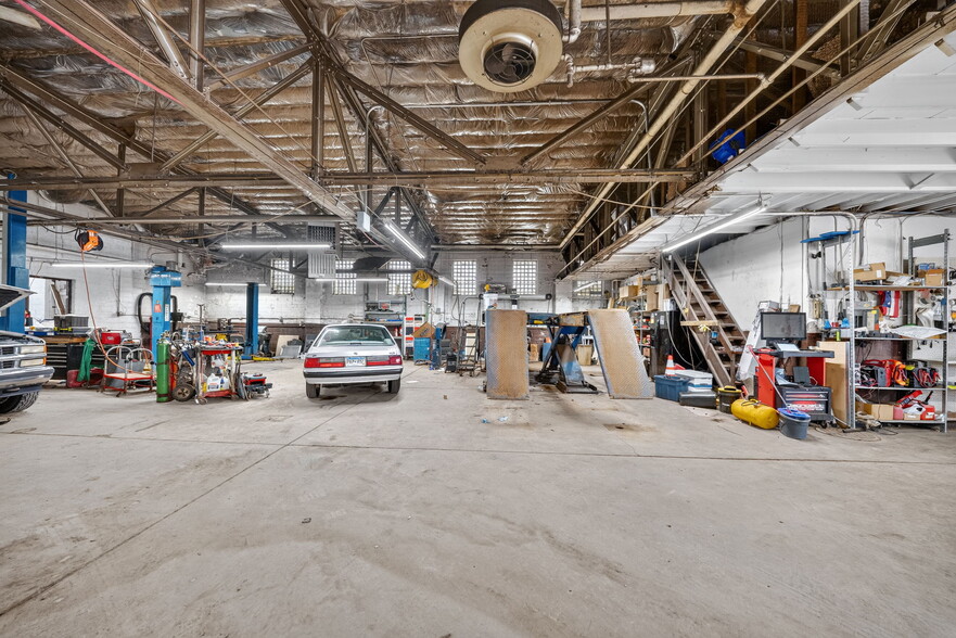 More Photos Of 5009 Xerxes Ave S, Minneapolis Auto Repair For Sale