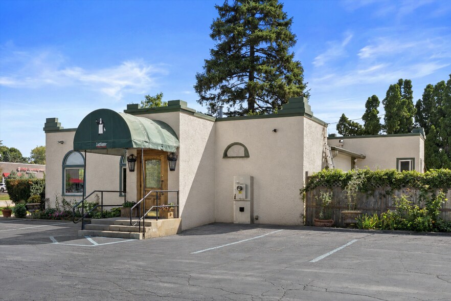 More Photos Of 17001 W Greenfield Ave, New Berlin Restaurant For Sale