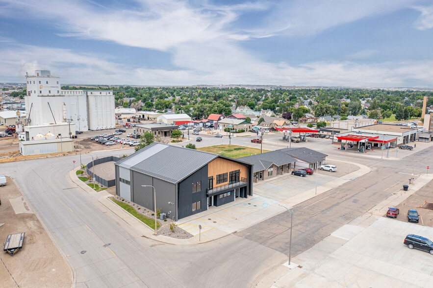 More Photos Of 107 Washington Ave, Williston Flex For Sale